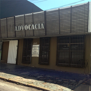 O letreiro prata é realçado pelas grades marrons na advocacia em Cuiabá/MT. 